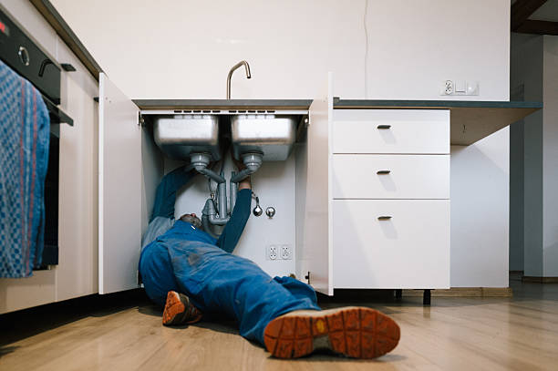Professional Emergency Plumber technician working in Hamilton, AL